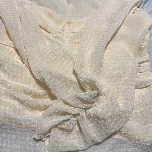 ASTR the label Dalma runched puff sleeve top ivory - Picture 5 of 8